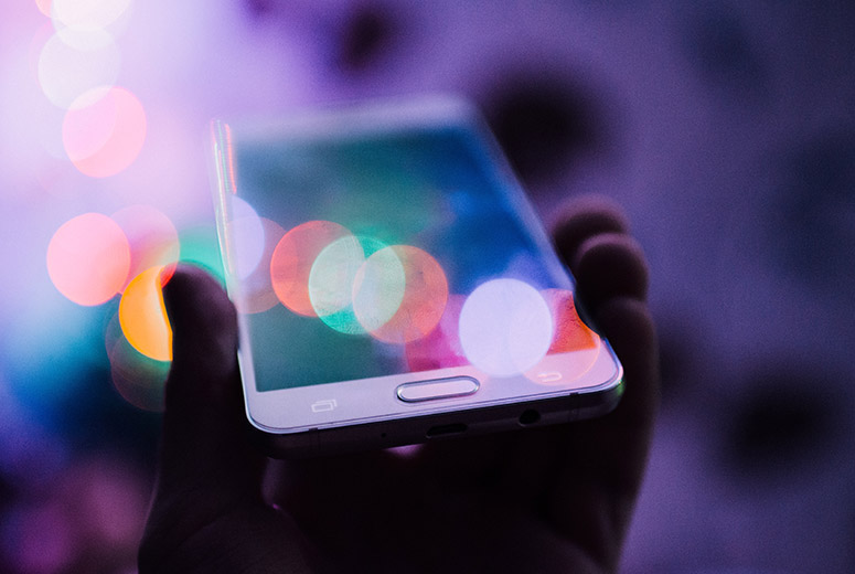 Smartphone affichant des réseaux sociaux