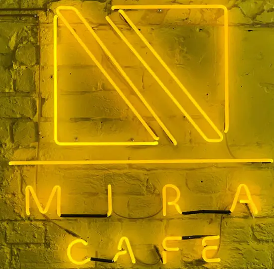 Enseigne lumineuse pour un café