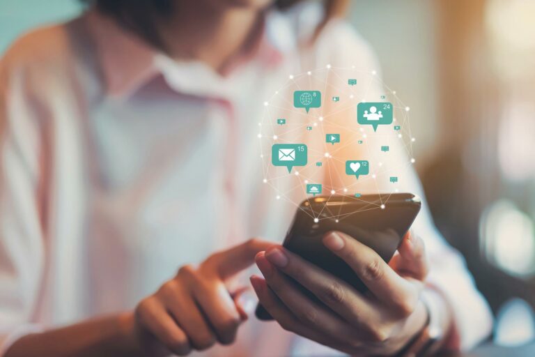Engagement sur les réseaux sociaux depuis un smartphone