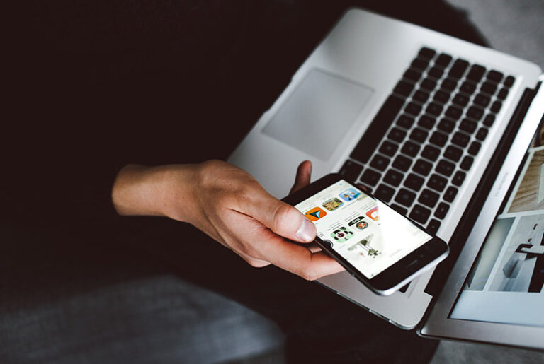 Achat en ligne depuis un smartphone après une publicité